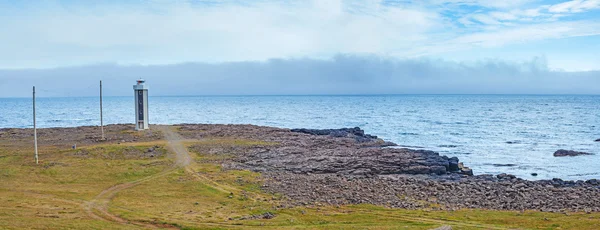 Severní Island moře krajina s majákem — Stock fotografie