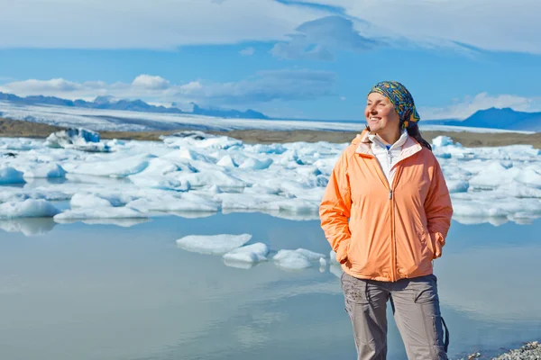 女人欣赏冰川湖 — 图库照片