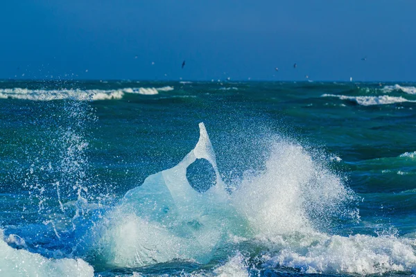Ett isberg att brytas av vågorna — Stockfoto