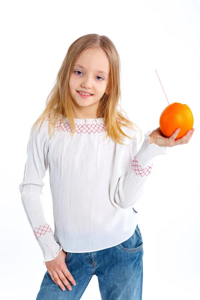 Mädchen trinkt Orangensaft — Stockfoto