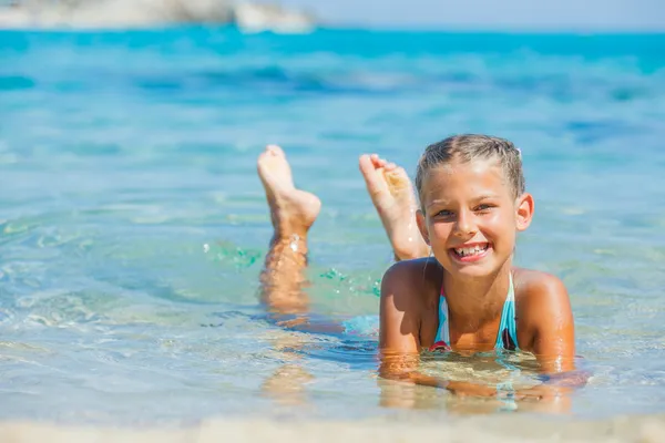 Junges Mädchen im Meer — Stockfoto