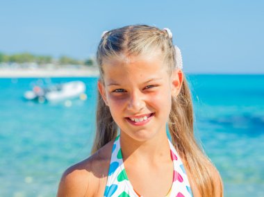 sevimli kız sahilde