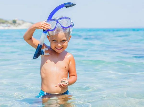 Pojke bada i havet — Stockfoto