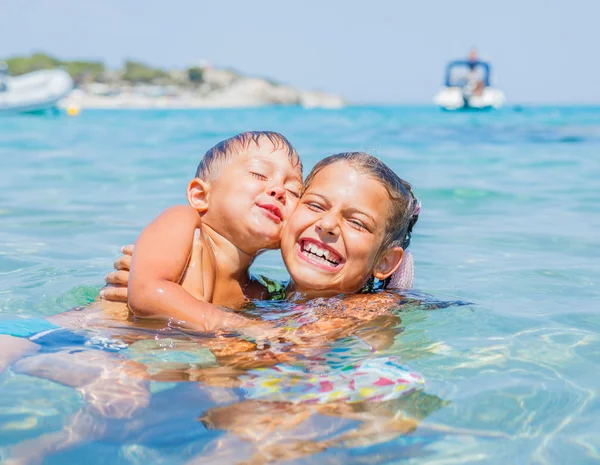 Enfants jouant dans la mer — Photo