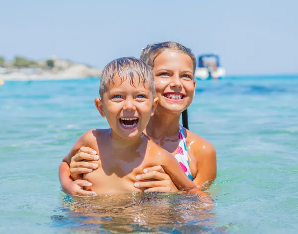 Enfants jouant dans la mer — Photo