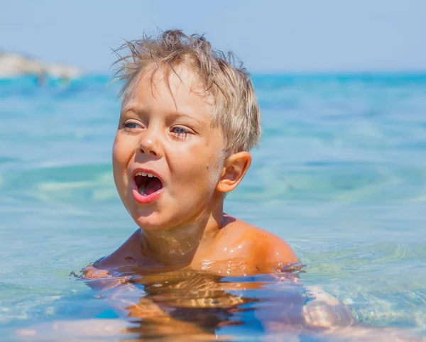 海で泳いでいる少年は — ストック写真