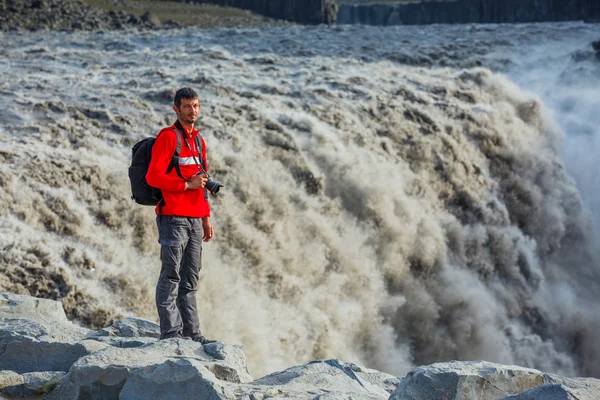 Mężczyzna stojący w pobliżu wodospad dettifoss — Zdjęcie stockowe