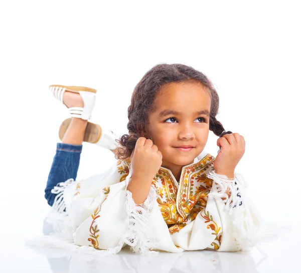 Menina mentindo e sorrindo — Fotografia de Stock