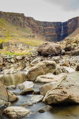 hengifoss olan ikinci en yüksek Şelalesi İzlanda üzerinde. Şelalenin arkasında bazalt taş'ın çok renkli katmanlarda şelale hakkında en özel bir şey var. Dikey görüntüleme