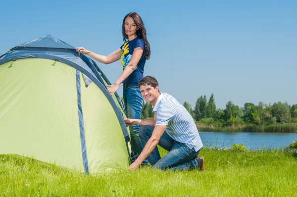 Paar baut Zelt auf — Stockfoto