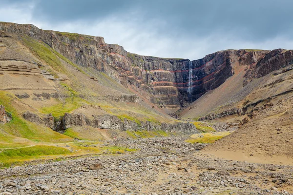 Wodospad Hengifoss w Islandii — Zdjęcie stockowe