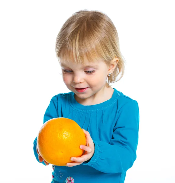 Junges Mädchen mit Orange — Stockfoto