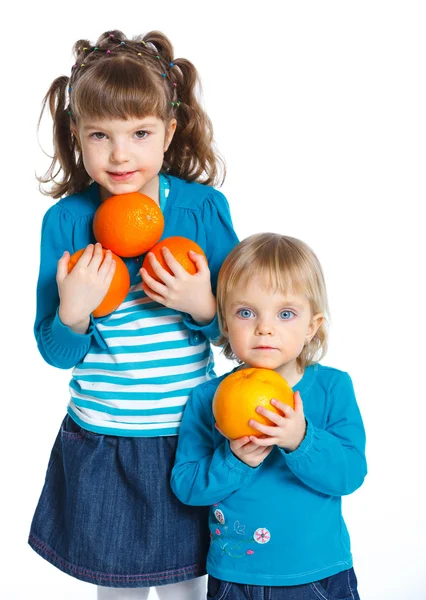 Meninas jovens com laranjas — Fotografia de Stock