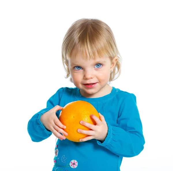 Menina jovem com laranja — Fotografia de Stock