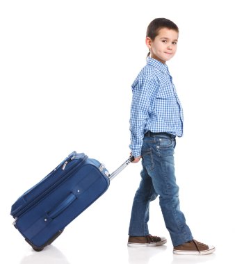 Bavullu küçük çocuk.