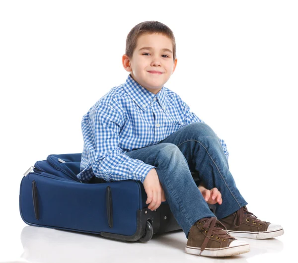 Mały chłopiec z walizką. — Zdjęcie stockowe