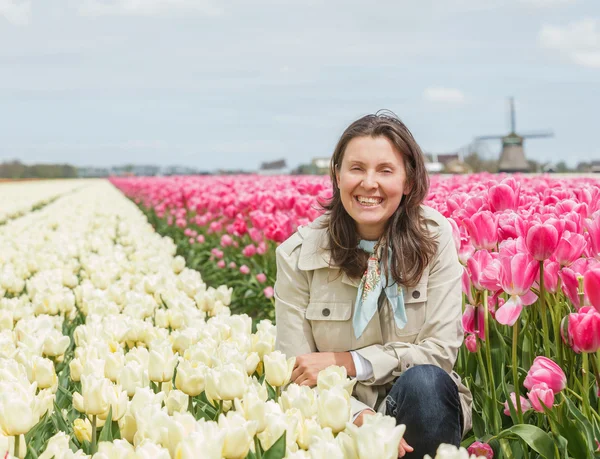 Femme dans le champ de tulipes — Photo