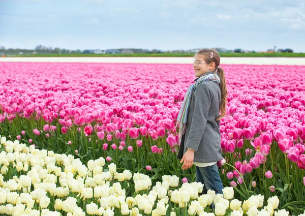 Fille heureuse en tulipes — Photo
