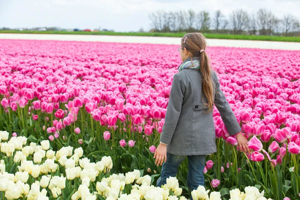 Menina feliz em tulipas — Fotografia de Stock