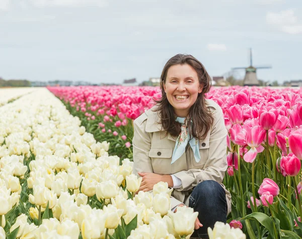 Familia y campo de tulipanes — Foto de Stock