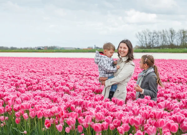 Familj och tulpaner — Stockfoto