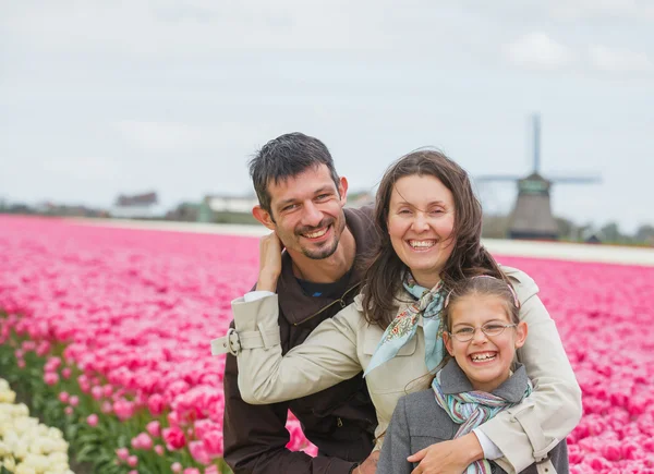 Familjen går tulpaner fältet — Stockfoto