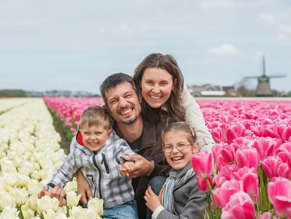 Familia camina campo tulipanes —  Fotos de Stock