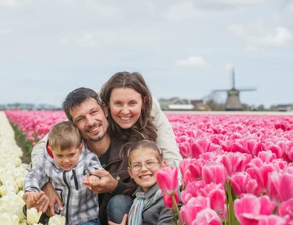 Famiglia passeggiate campo tulipani — Foto Stock