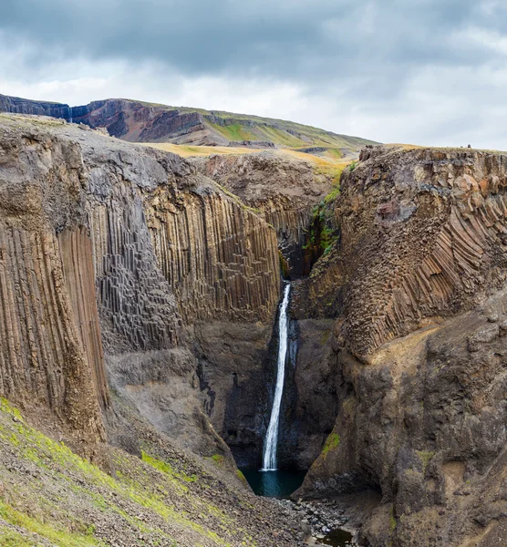 Cascada de Hengifoss en Islandia — Foto de Stock