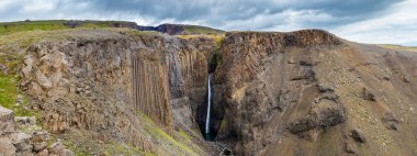 İzlanda 'da Hengifoss Şelalesi