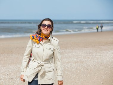 Kadın yürüyen kumsal