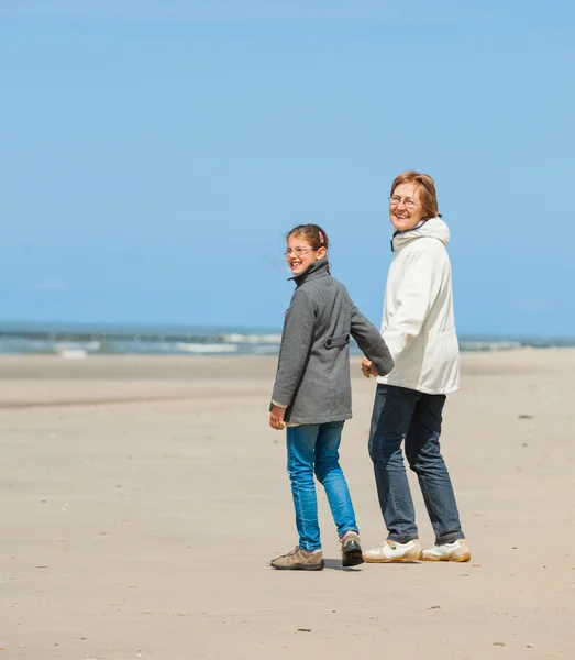 Familie geht am Strand spazieren — Stockfoto