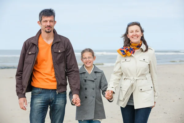 Barnen på stranden i sommar — Stockfoto