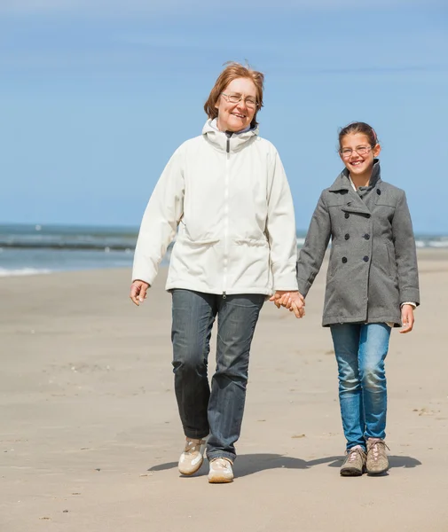 Familj promenader på stranden — Stockfoto