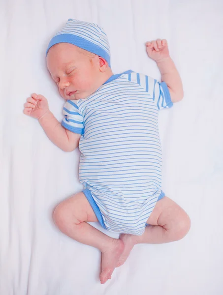 Nascido em 2012. Um menino adormecido. 11 dias bebê jovem . — Fotografia de Stock