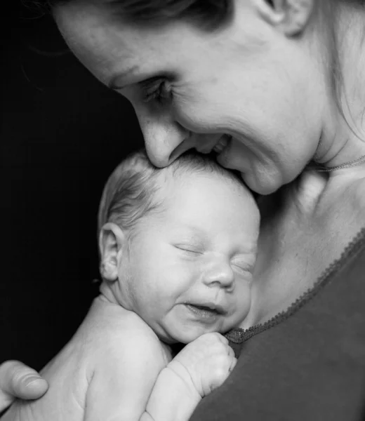 母亲抱着一个新生儿 — 图库照片