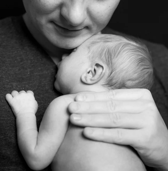 Pai segurando um recém-nascido — Fotografia de Stock