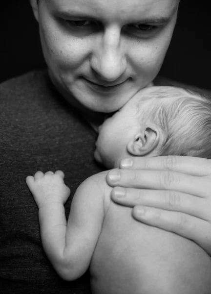Vader een pasgeboren baby te houden — Stockfoto
