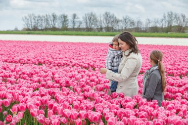 Aile ve laleler alan