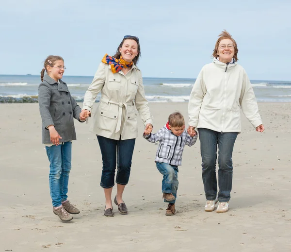 Famiglia in spiaggia — Foto Stock