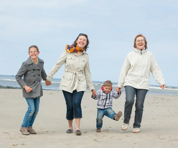 Familj på stranden — Stockfoto