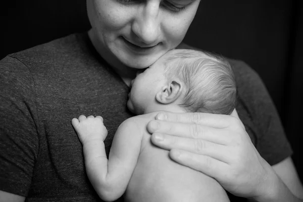 Padre con in braccio un neonato — Foto Stock