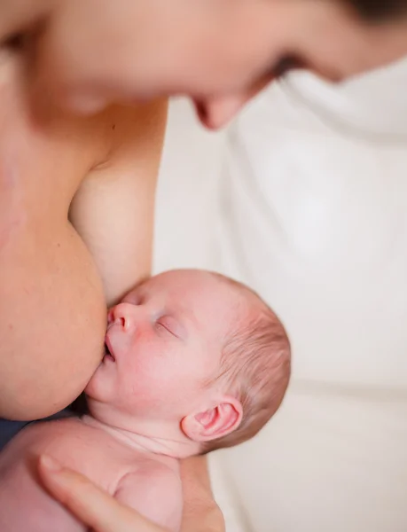 婴儿的母乳喂养 — 图库照片