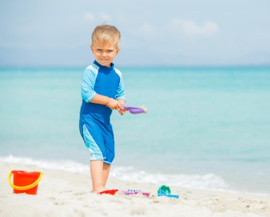 plaj oyuncakları ile oynarken erkek bebek