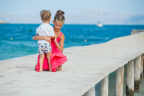 桟橋の上を歩いての子供 — ストック写真