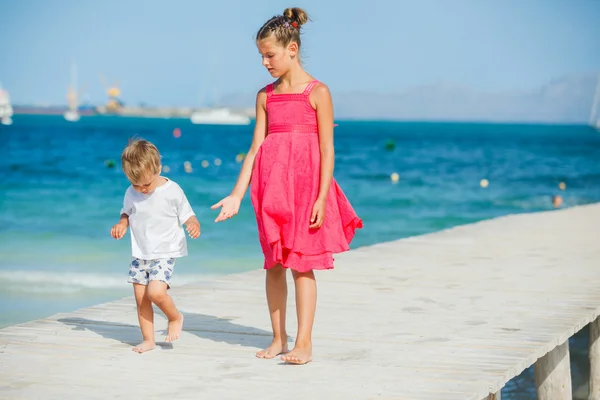 Kids walking on jetty — Stock Photo, Image