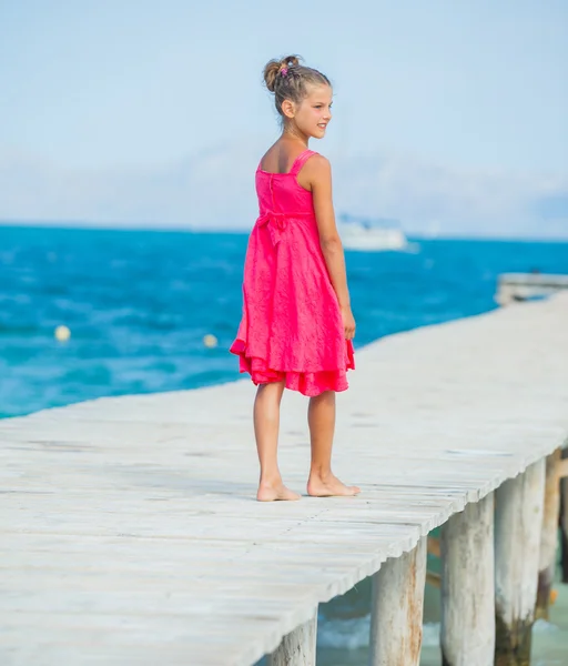 Girl walking on jetty — Stock Photo, Image