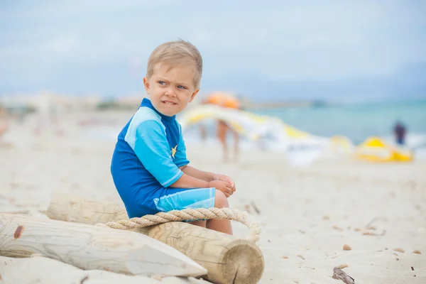 Çocuk ve tropik sahilde kiting — Stok fotoğraf