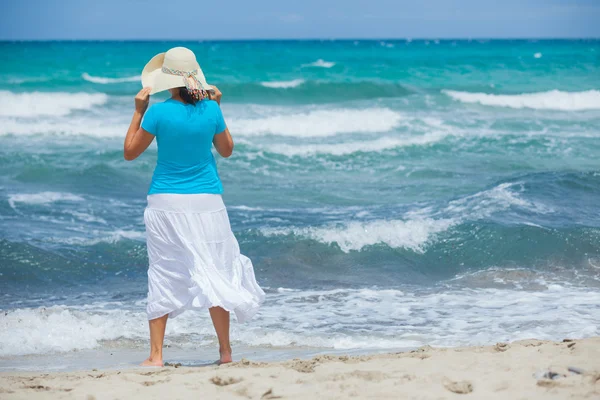 Vrouw die naar de zee kijkt — Stockfoto