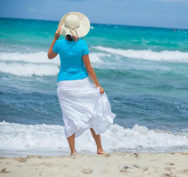 Vrouw die naar de zee kijkt — Stockfoto